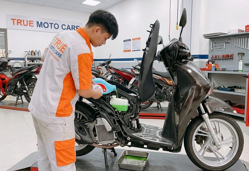Kỹ thuật viên True Moto Care thay nhớt xe máy